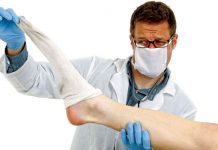 পা ঘামে? মোজায় প্রচণ্ড দুর্গন্ধ! জেনে নিন ঘরোয়া প্রতিকার